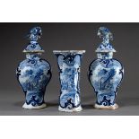3 Diverse Delfter Fayence Vasen aus Garnitur mit Blaumalerei "Genreszene - Bei der Rast" und 2x mi
