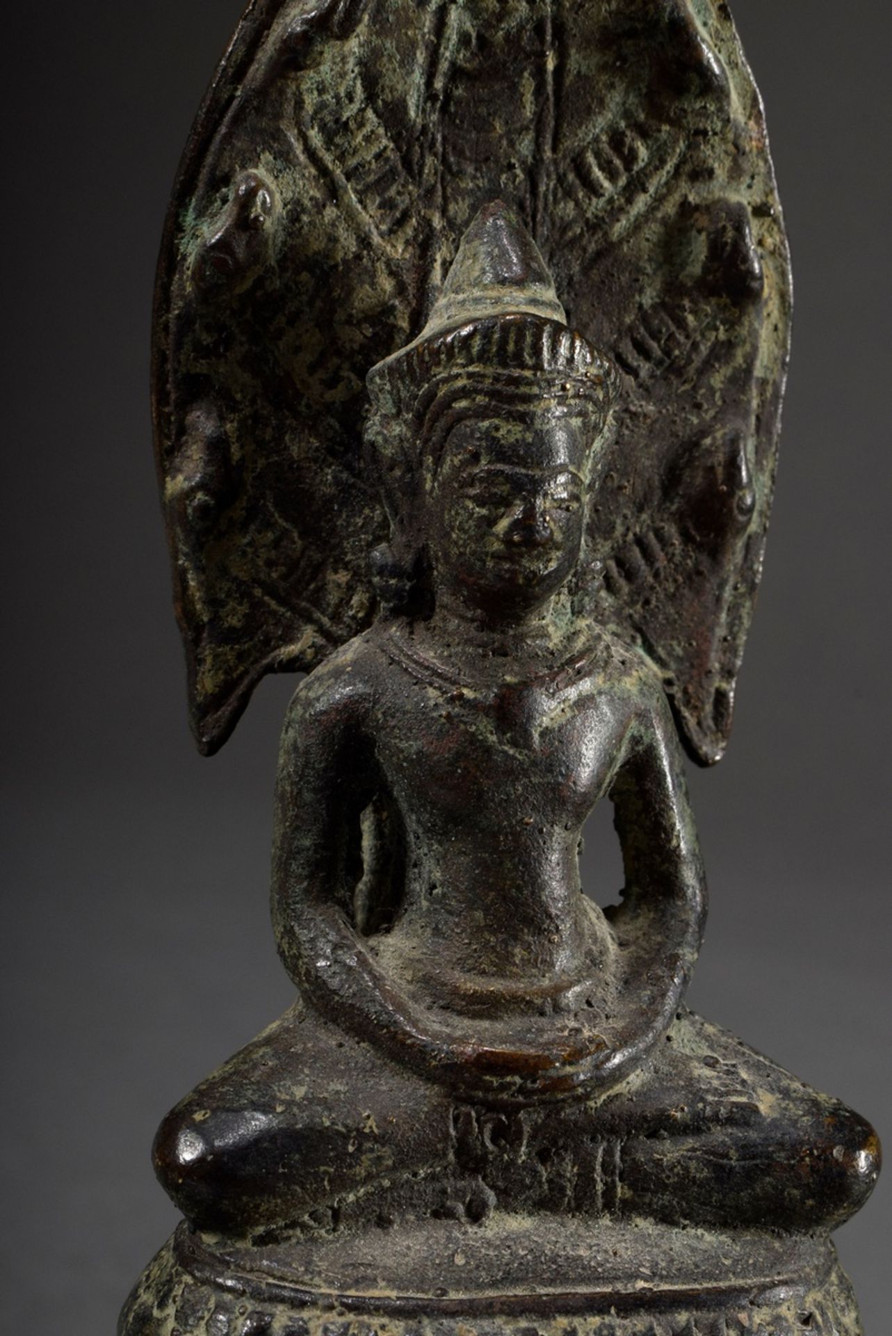 Bronze "Sitting Buddha, sheltered by the Naga King Muchalinda" in Khmer Bayon style, h. 16,5cm, sma - Image 2 of 7
