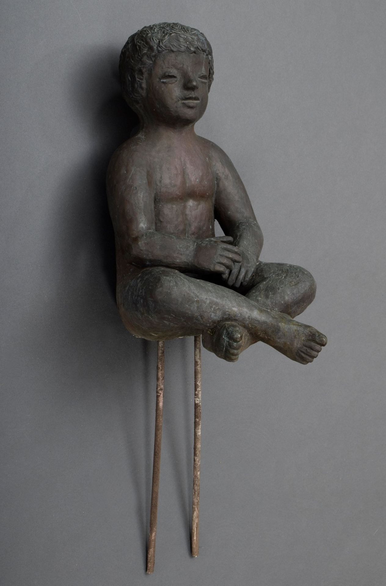 Fleer, Fritz (1921-1997) "Sitting Boy" 1993, bronze, verso sign./date, h. 44cm, weathering patina, 