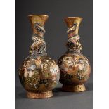 2 Diverse japanische Satsuma Keramik Vasen mit reichem figürlichem Dekor "Rakan und Drachen" und pl
