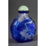Pekingglas Snuffbottle mit blauem Überfang "Vögel mit Blüten und Felsen", jadefarbener Glas Deckel,