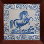 Delfter Blaumalerei Fliesenbild "Steigendes Pferd" aus 4 Fliesen mit floraler Bordüre aus 10 Fliese