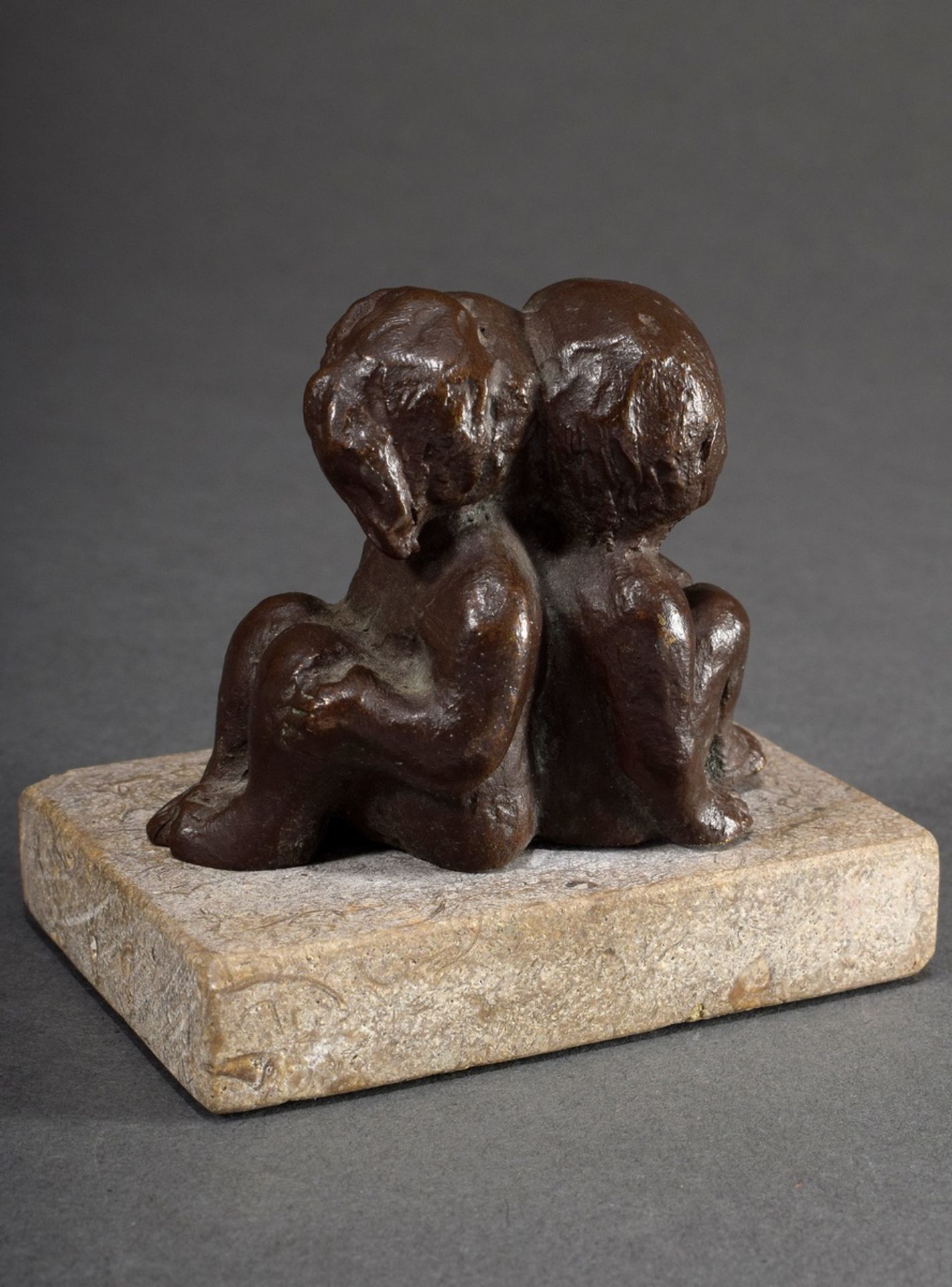 Small bronze "Two children", unsigned, on stone base, h. 5,5/7,5cm, mounting loose - Image 3 of 4