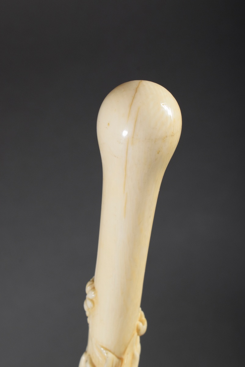 Elegant ladies' walking stick with long ivory handle merging into an oval pommel, carved all around - Image 6 of 8