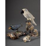 3 Diverse moderne Edelstein Schnitzereien "Singvögel" und "Papagei" mit Silber Füßen auf Kristallso
