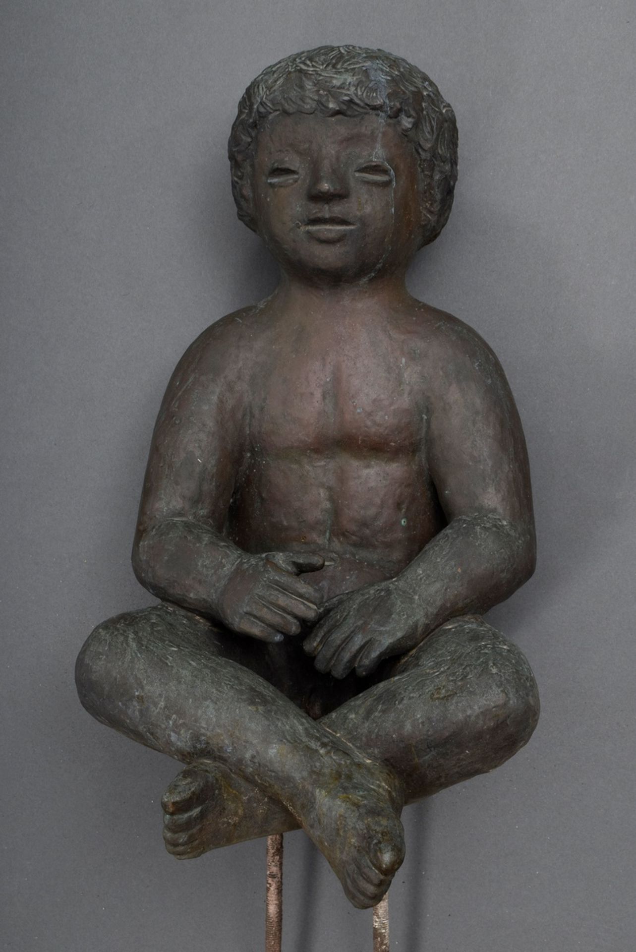 Fleer, Fritz (1921-1997) "Sitting Boy" 1993, bronze, verso sign./date, h. 44cm, weathering patina,  - Image 3 of 7