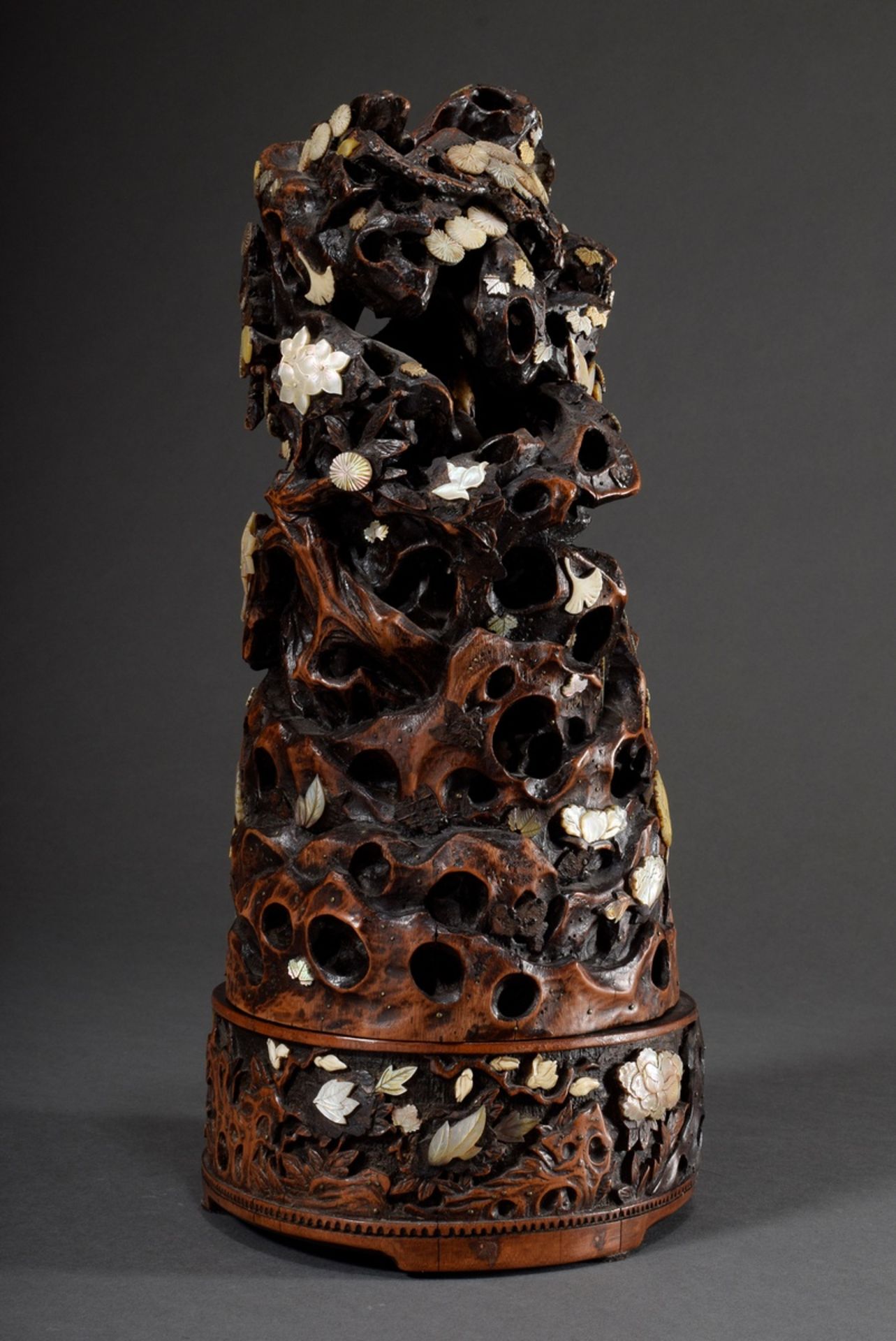 Large carved Shibayama lidded box with sculptural composition "Rock with cave and two persons", bam - Image 3 of 11