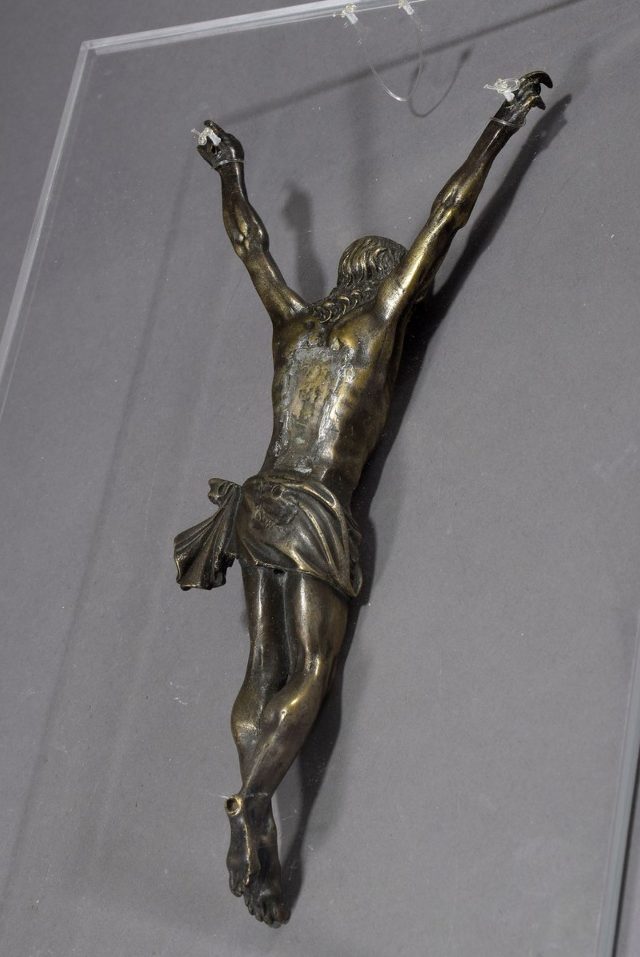 "Corpus Christi" (three-nail type) with arms stretched far upwards and head raised, bronze with rem - Image 4 of 6