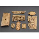 8 Diverse mittelalterliche Bein Schnitzerei Fragmente mit floralen, ornamentalen und figürlichen De
