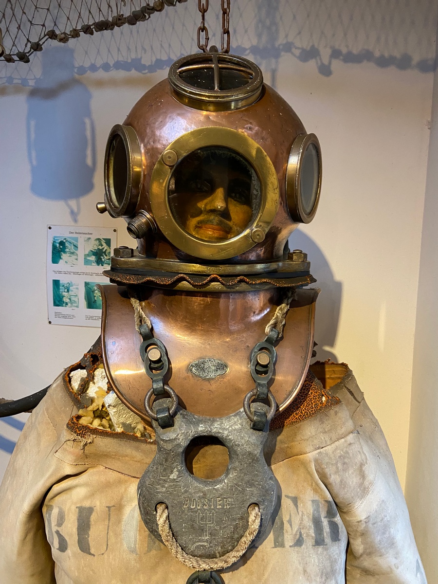 Complete historical diving suit (h. 212cm) with complete diving pump (80x65x43cm + pump handle ca.  - Image 2 of 8