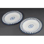 Paar ovale Wedgwood Creamware Platten mit Korbrelief und zartem blauen Rand, am Boden Pressstempel,