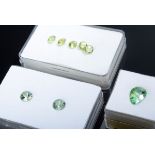 3 Diverse Partien Edelsteine: 5 facettierte Peridots (zus. ca. 15ct, Ø 5mm), Paar blaugrüne Turmali