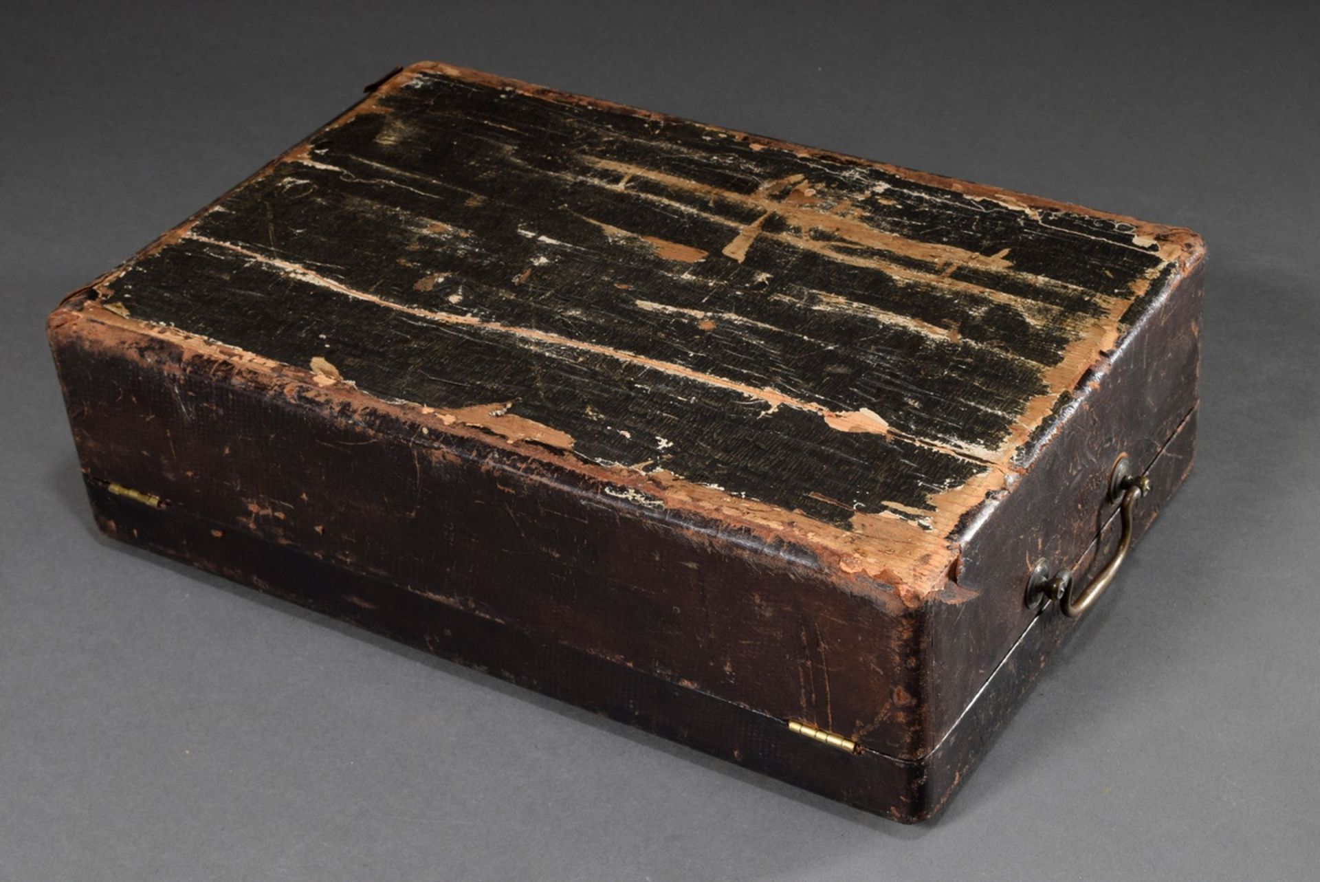 Leather covered box for duelling pistols, hallmarked, 14x49x32cm, defective - Image 4 of 6