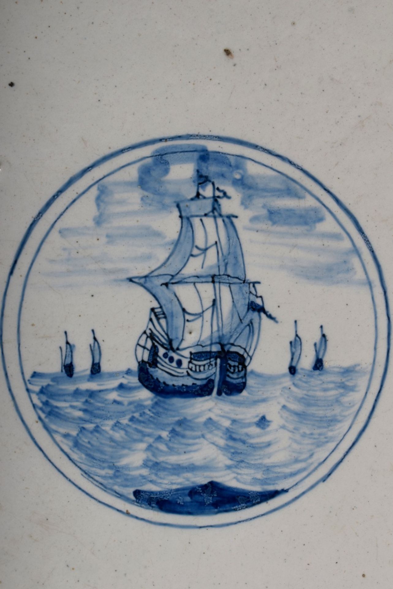 Kleiner Delfter Fayence Teller mit Blaumalerei Dekor "Segelschiff auf hoher See", beiger Scherben,  - Bild 5 aus 6