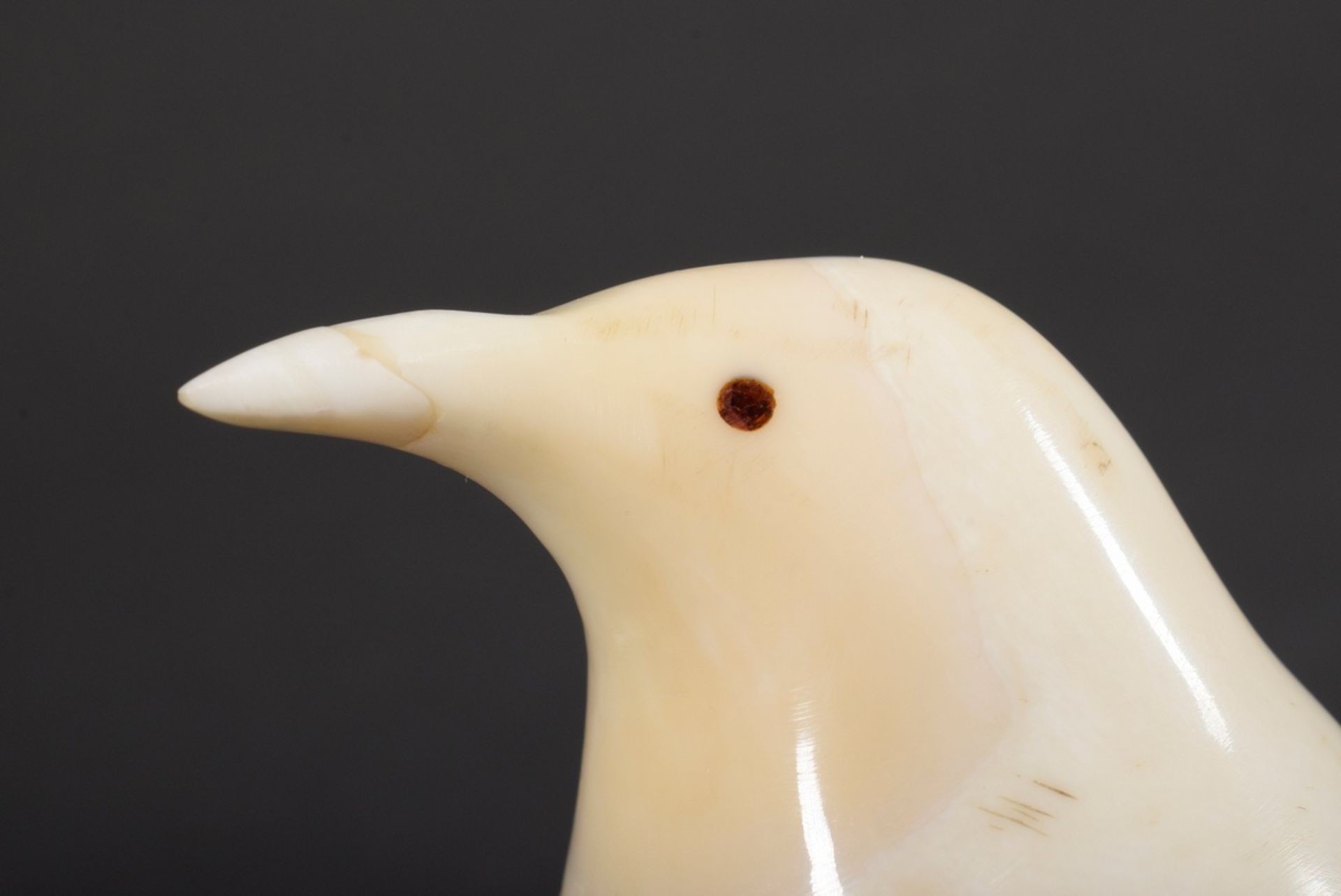 Scrimshaw "Penguin" of carved whale tooth with whale beard inlays, Inuit work, 19th c., h. 10.5cm,  - Image 5 of 6