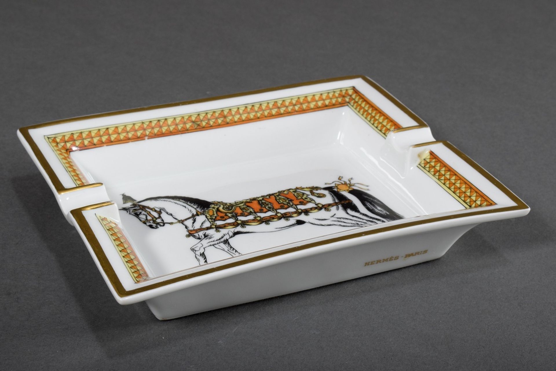 Hermès porcelain ashtray with overprint decoration "Parade horse" and hand colored rim, 1990s, 4x19 - Image 2 of 5