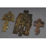3 Diverse russische Ikonenkreuze mit Corpus Christi, 1x erweitertes Kreuz mit Festtagen, Gelbguss,