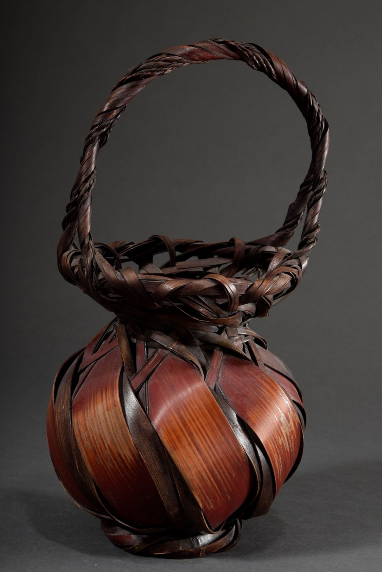 3 Various Japanese baskets with reddish patination: 2 various handle baskets with coarse leaf strip - Image 4 of 7