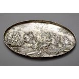 Ovale Zierplatte „Schlachtenszene aus dem Dreißigjährigen Krieg“ nach Georg Philipp Rugendas im Rel