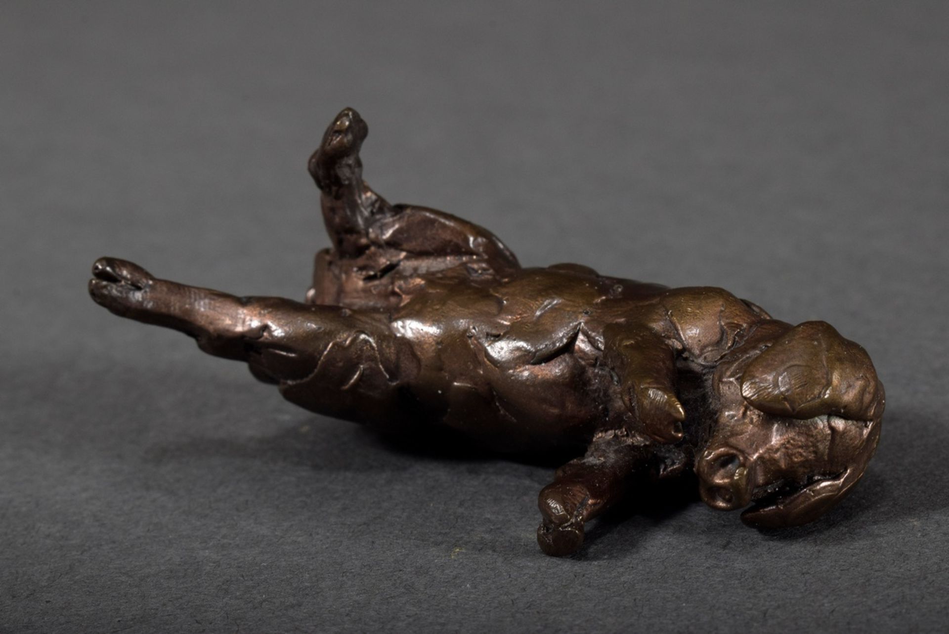 2 Various bronze miniatures "Wallowing pig" and "Crouching mouse", 1x on the bottom inscribed warri - Image 6 of 7