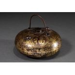 Chinesische Kupfer Wärmflasche mit floral ornamentalem Golddekor, Schriftzeichen "Glück" und Inschr