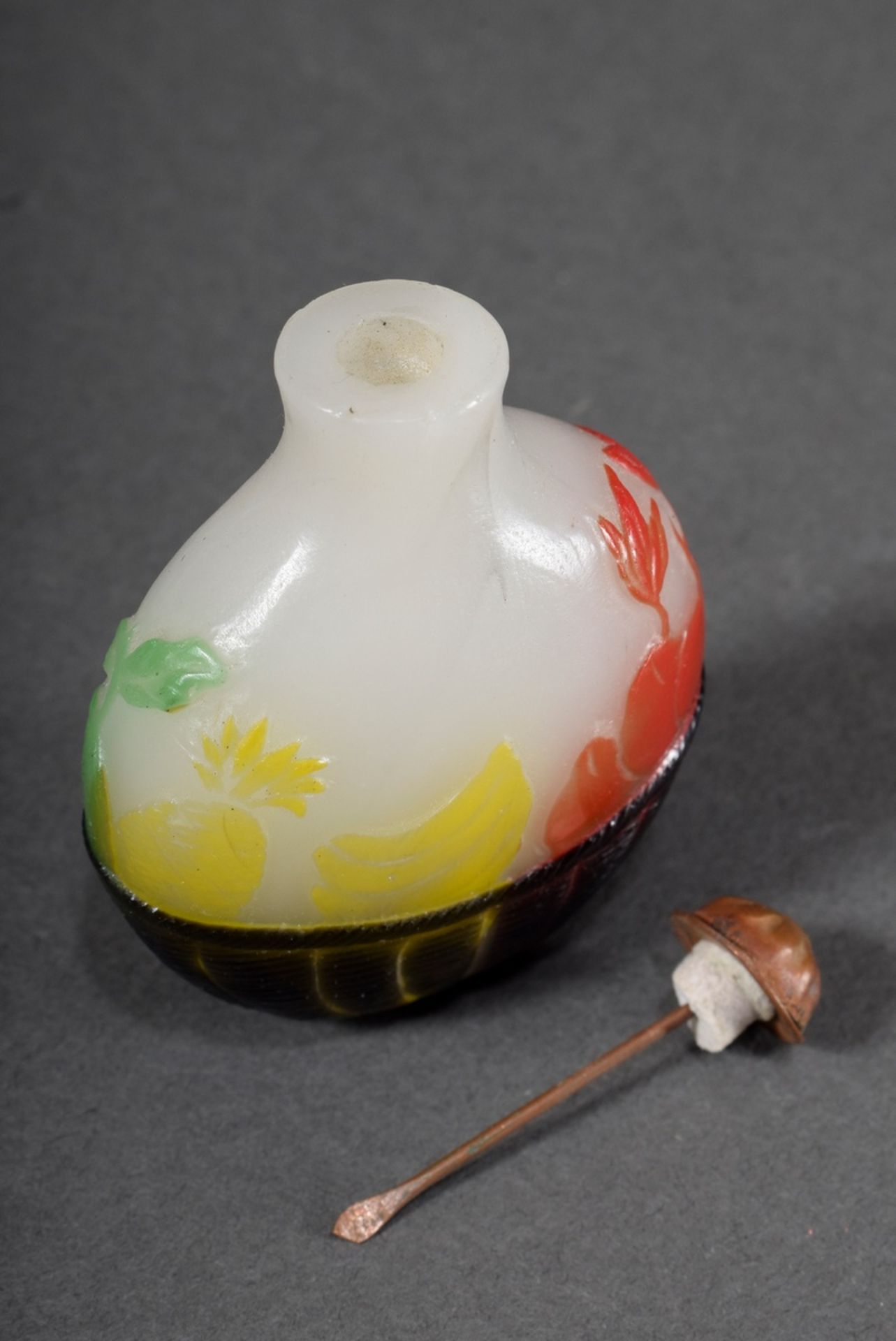Peking glass snuffbottle with multicoloured overlay "fruits", metal lid, h. 6,5cm, min. bumped - Image 4 of 4