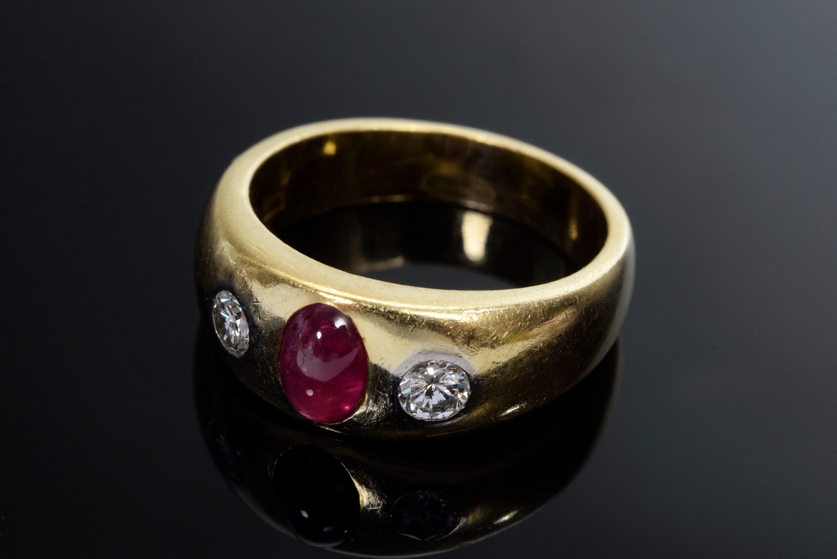 Classic YG 750 band ring with ruby cabochon and 2 brilliants (together approx. 0.16ct/VVS-VS/W), 7. - Image 2 of 2