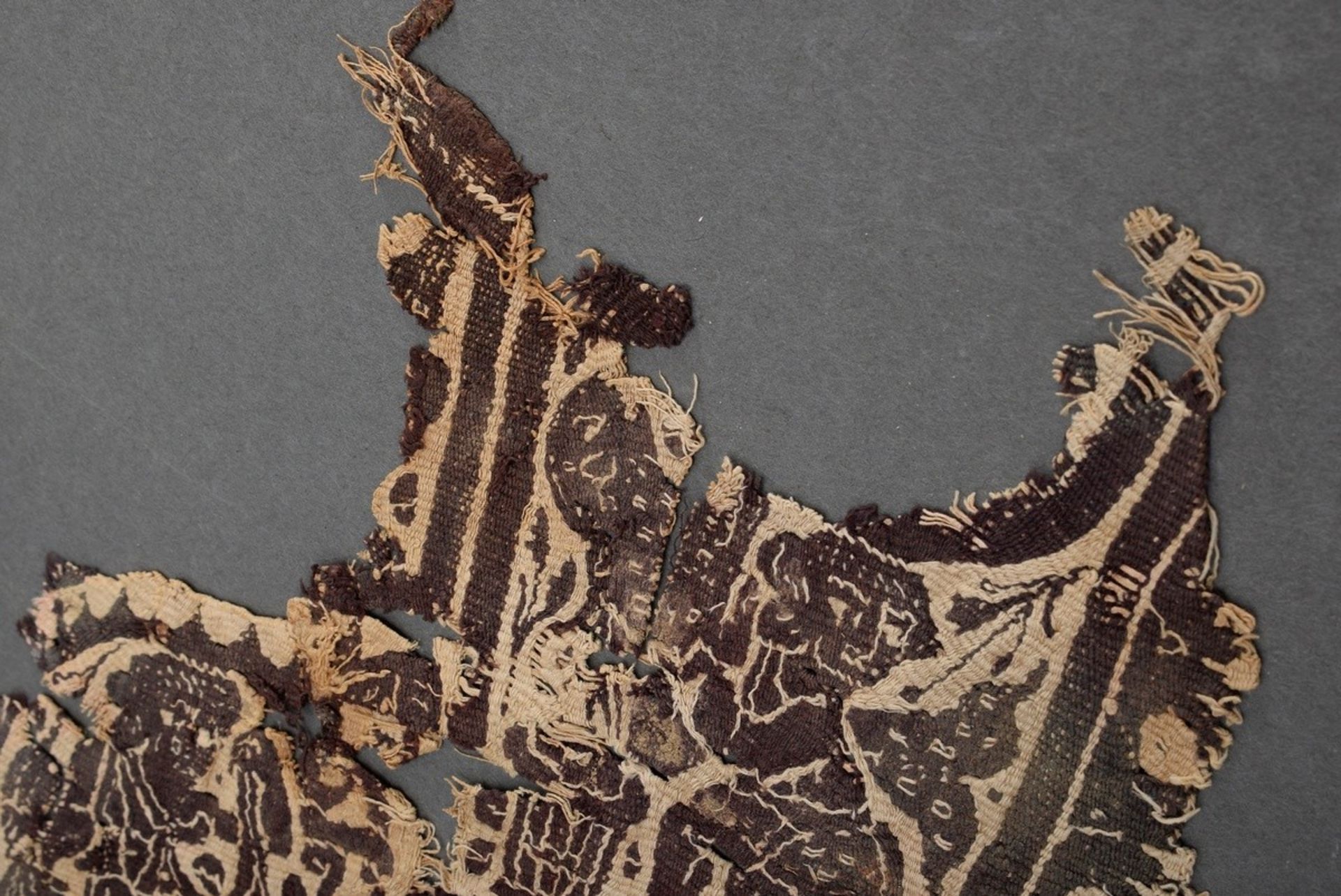Late antique tunic textile fragment with figural depictions "Panther beats hare" and "Maenads are b - Image 3 of 5