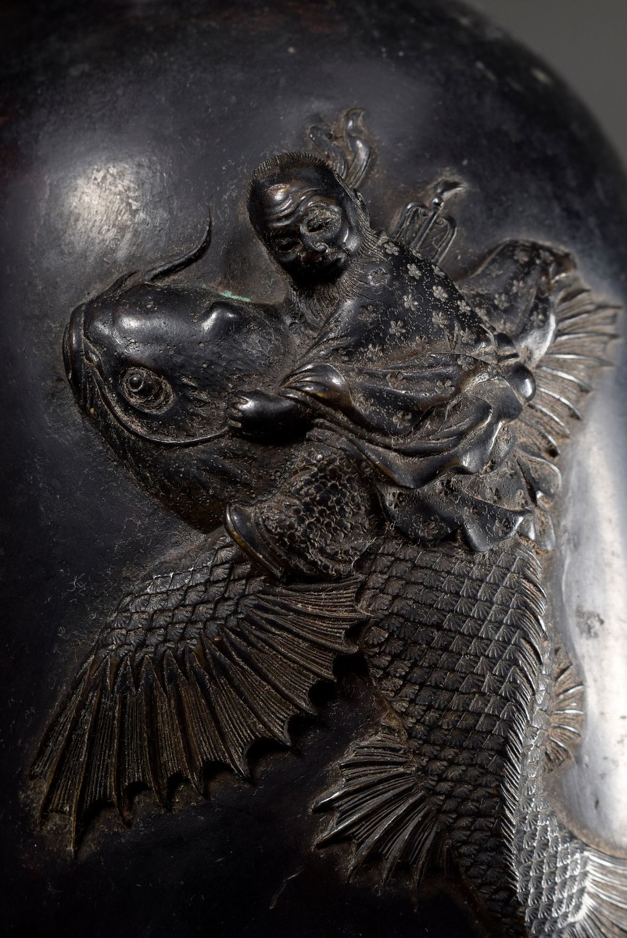 Japanese bronze vase with fine sculptural decoration "Ryujin the dragon king of the sea riding a fi - Image 5 of 6