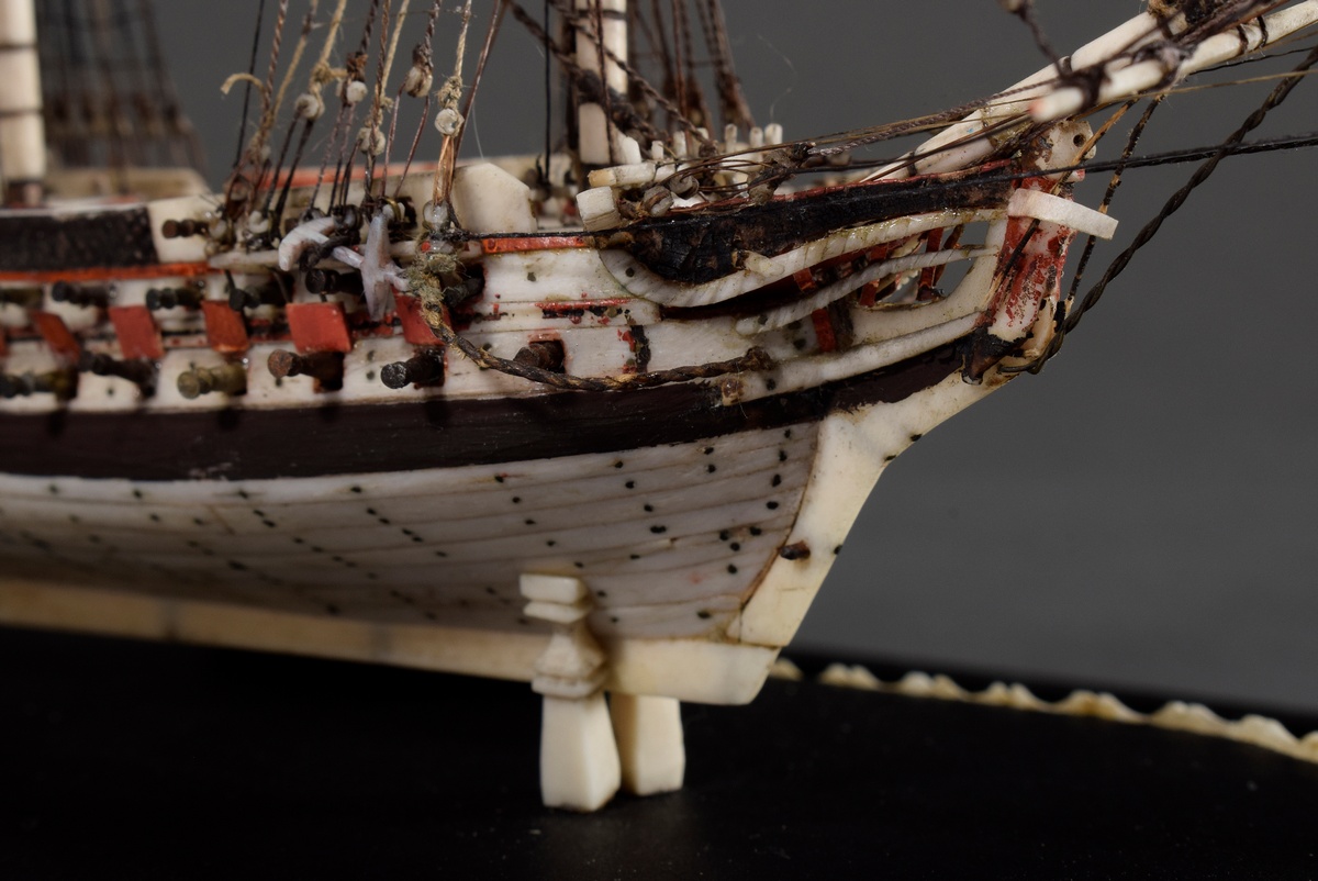 Small Napoleonic PoW (Prisoner of War) bone ship "Le Brave" (Lineship) in glass cloche, 27x36x21cm - Image 6 of 8