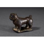 Mittelalterliche Kleinplastik "Stehender Hund auf Teppich (Mops)", Bronze mit Resten von Vergoldung