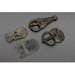 4 Diverse Teile Bronze Gürtelbeschläge aus der Völkerwanderungszeit, 2x Niello, L. 4-6cm, Altersspu
