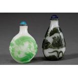 2 Diverse Pekingglas Snuffbottles mit grünem Überfang "Karpfen" und "Mandarinenten", emaillierte Me