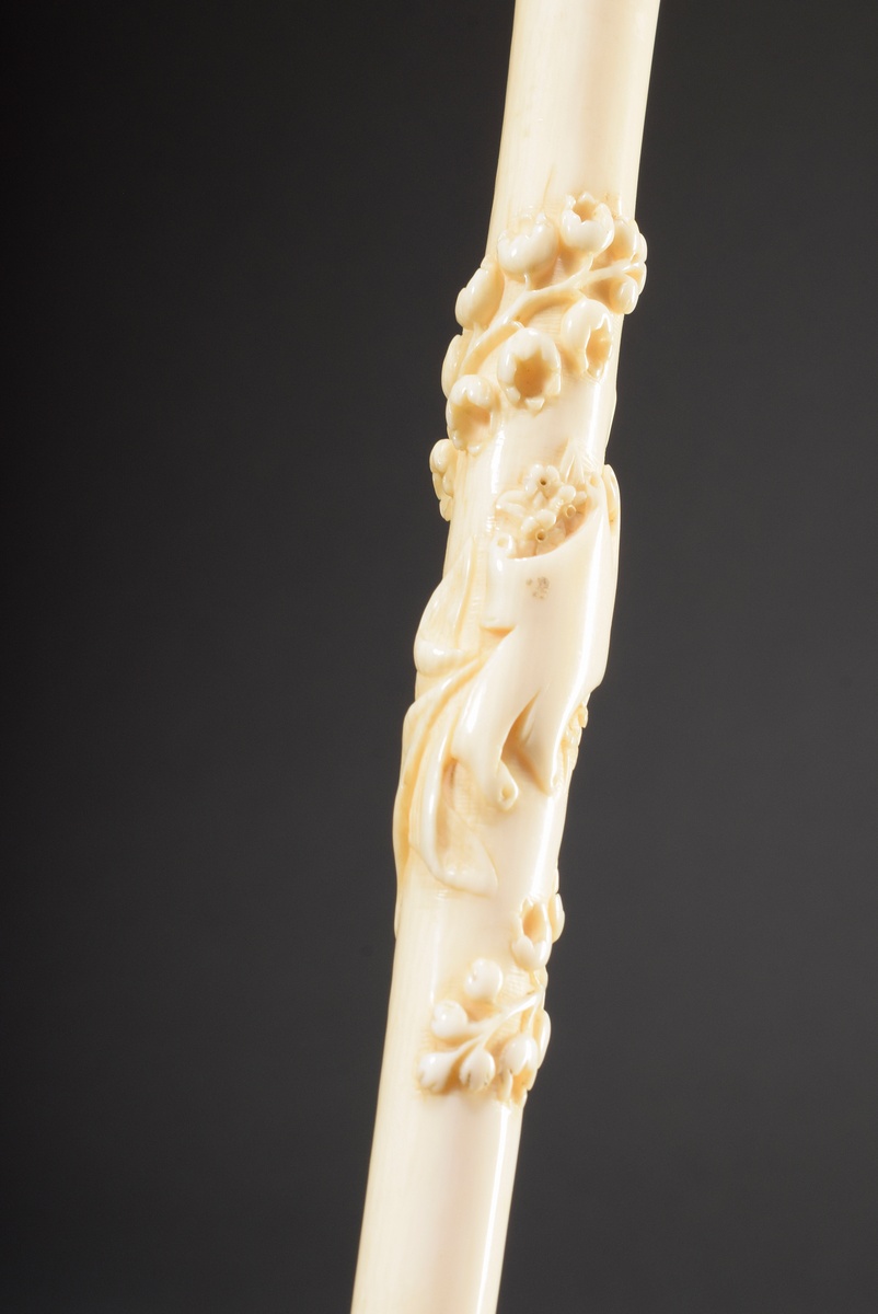 Elegant ladies' walking stick with long ivory handle merging into an oval pommel, carved all around - Image 4 of 8