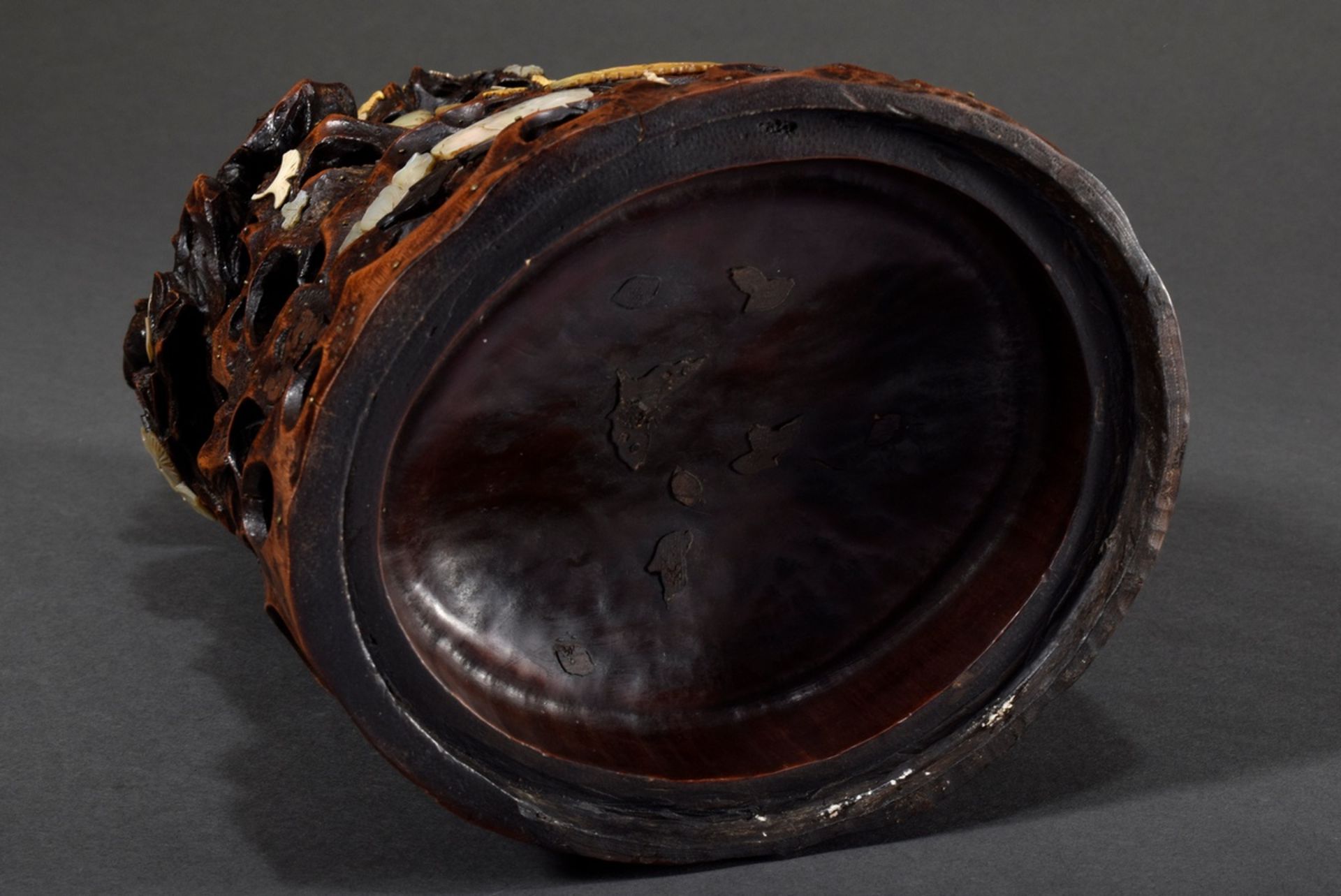 Large carved Shibayama lidded box with sculptural composition "Rock with cave and two persons", bam - Image 10 of 11