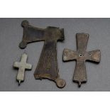 3 Diverse Teile: byzantinische Vortragekreuz und Enkolpion Fragmente mit gravierten Christus Darste