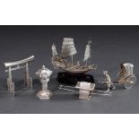 5 Diverse Teile chinesische und japanische Silber Miniaturen: Dschunke auf geschnitztem Holz Sockel
