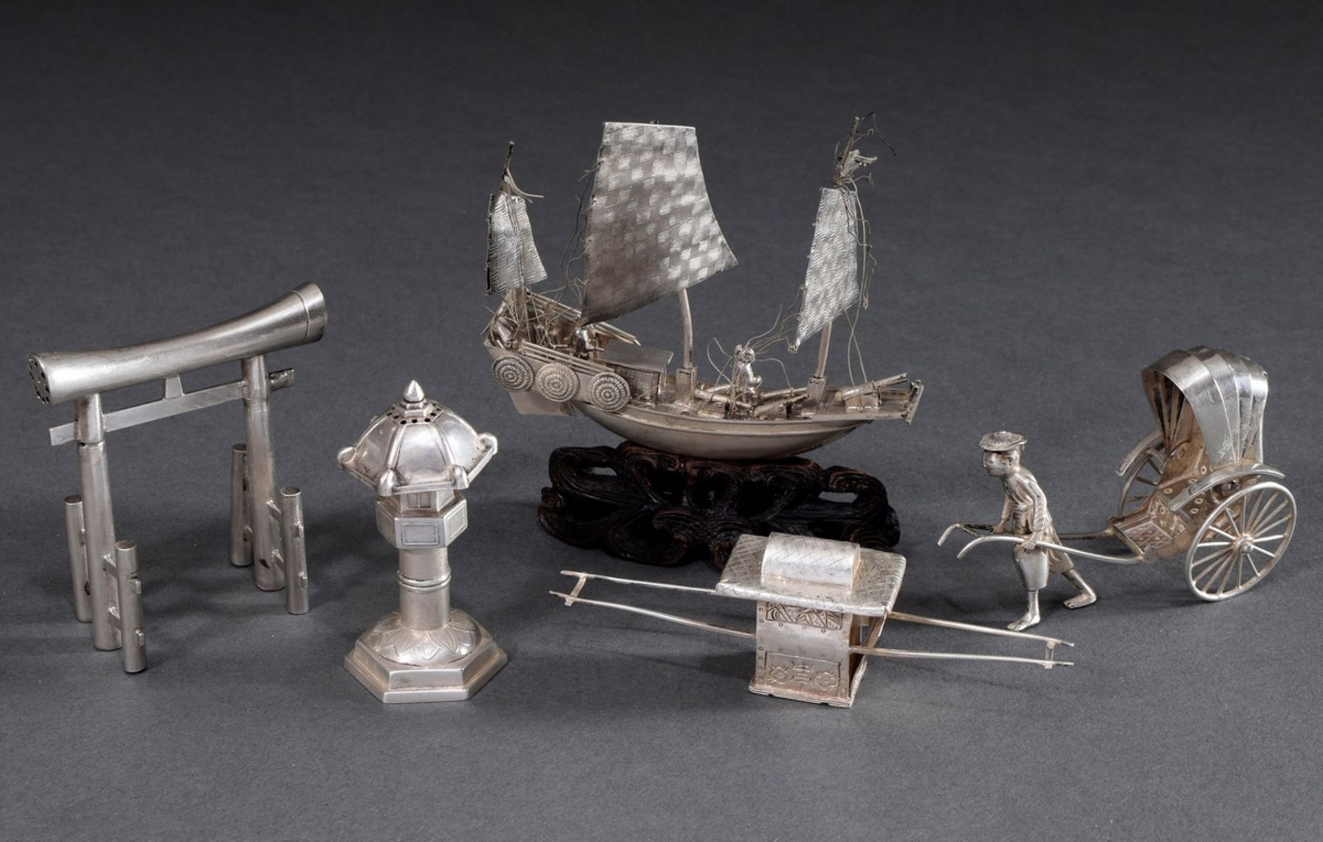 5 Various pieces of Chinese and Japanese silver miniatures: junk on carved wooden base (h. 10,5cm),