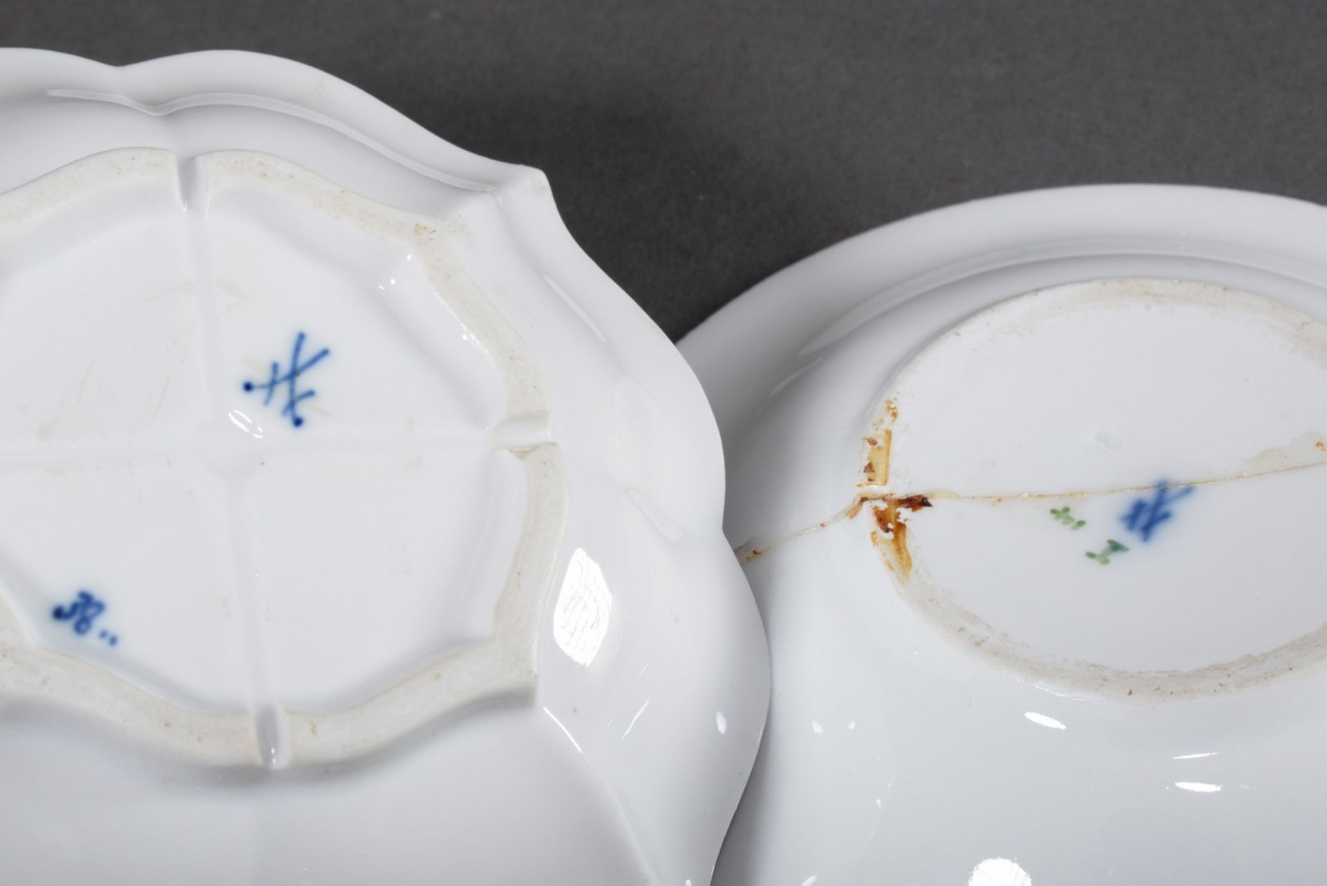 2 Various Meissen cups/saucers with "onion pattern" decor and fine painting "heavenly siblings" as  - Image 5 of 5