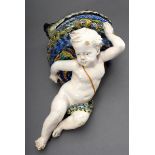 Italienische Majolika Wandvase "Geflügelter Putto mit Schneckengehäuse", farbig bemalt, rötlicher S