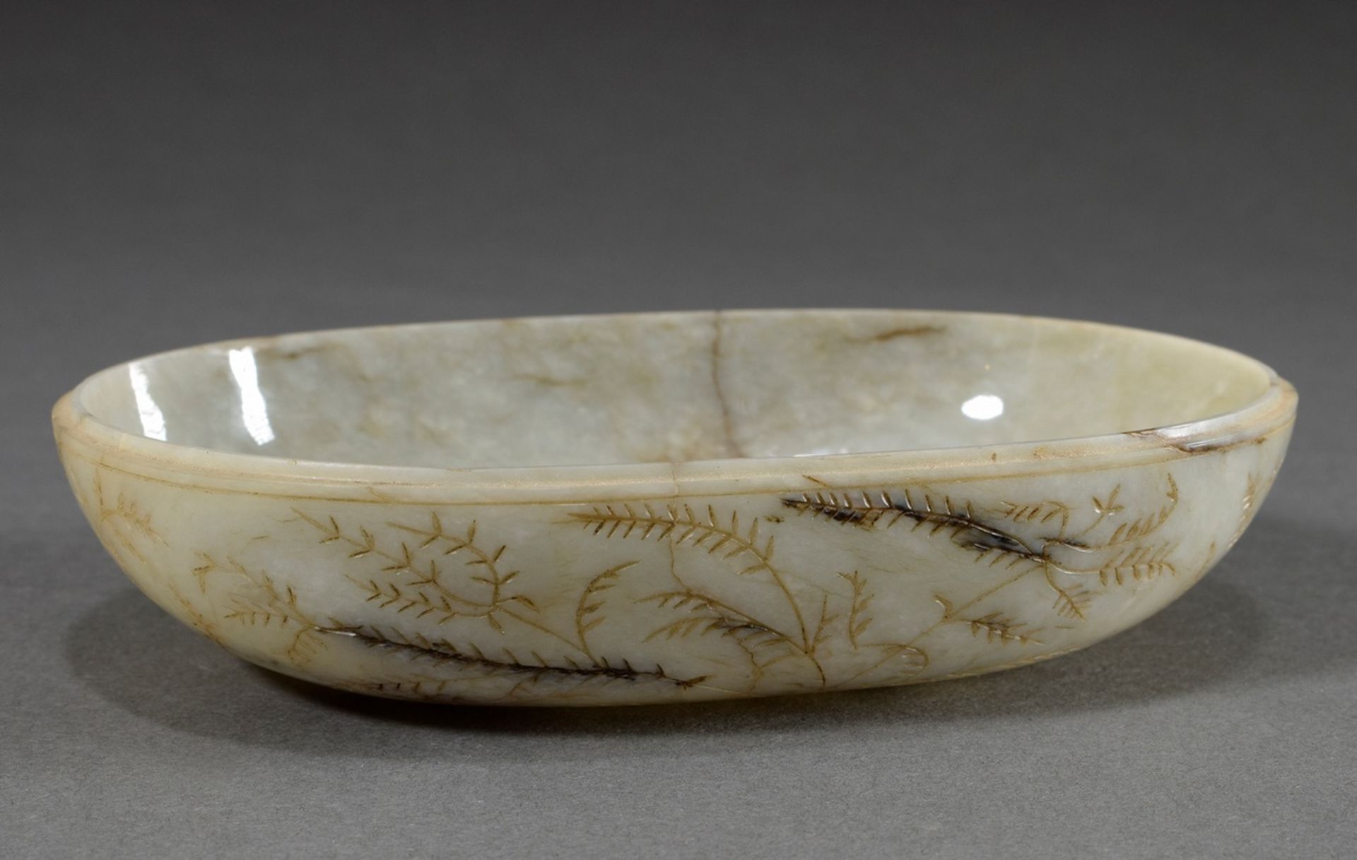 Serpentine saucer with fine floral-ornamental engraving in Mogul style, probably China, 3,5x15x11cm