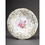 Meissen Prunkteller mit polychromer Malerei "Blumenbouquet" und goldstaffiertem Reliefrand, um 1900