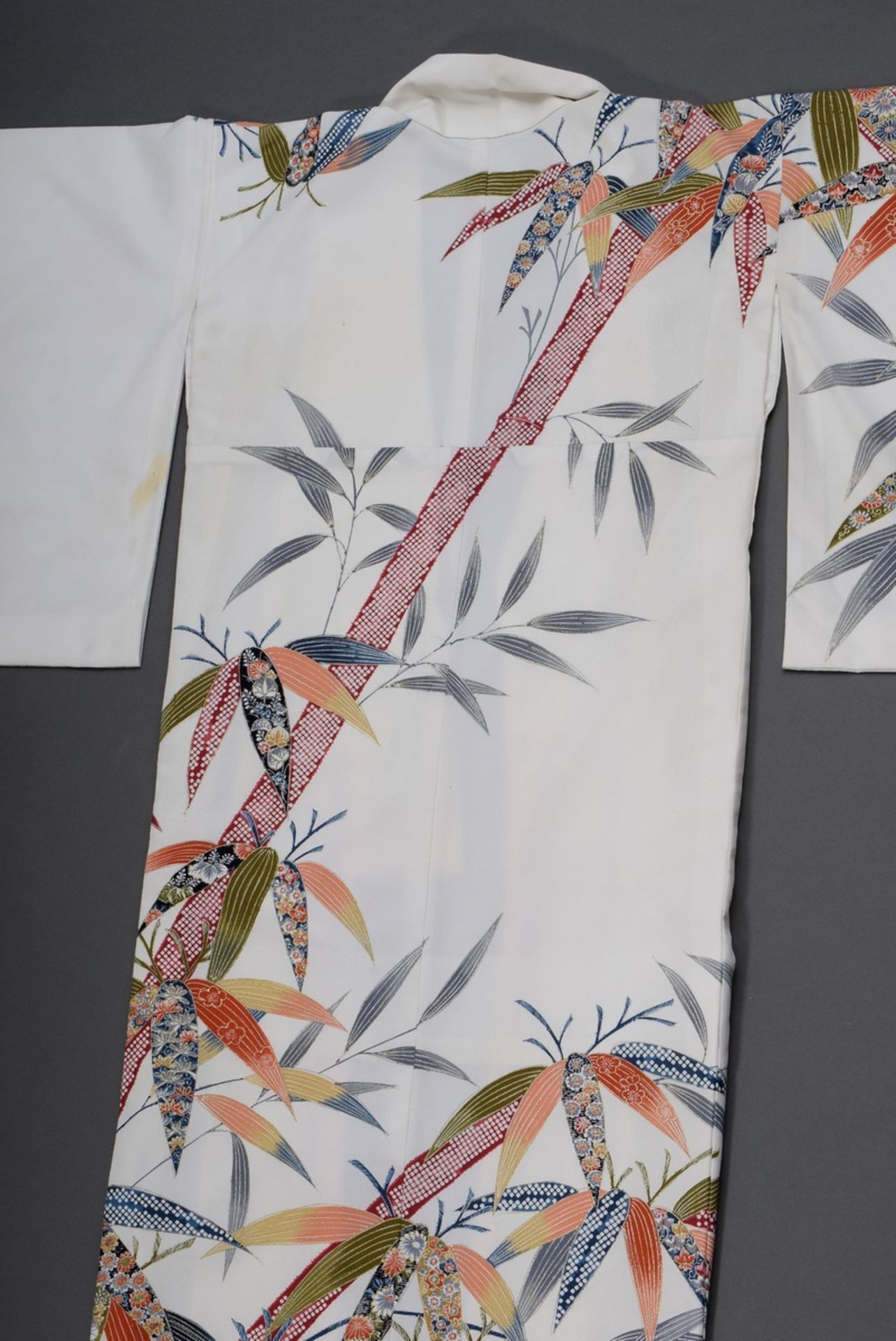 White women's kimono with colourful print decoration "bamboo leaves", silk crêpe, l. 164cm, slightl - Image 6 of 10