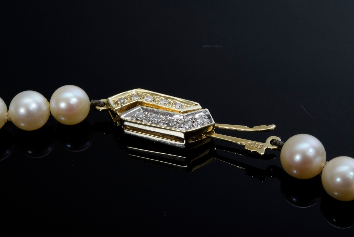 Cultured pearl necklace with YG/WG 585 octagonal diamond clasp (add. approx. 0.08ct/SI/W), l. 46cm, - Image 2 of 3