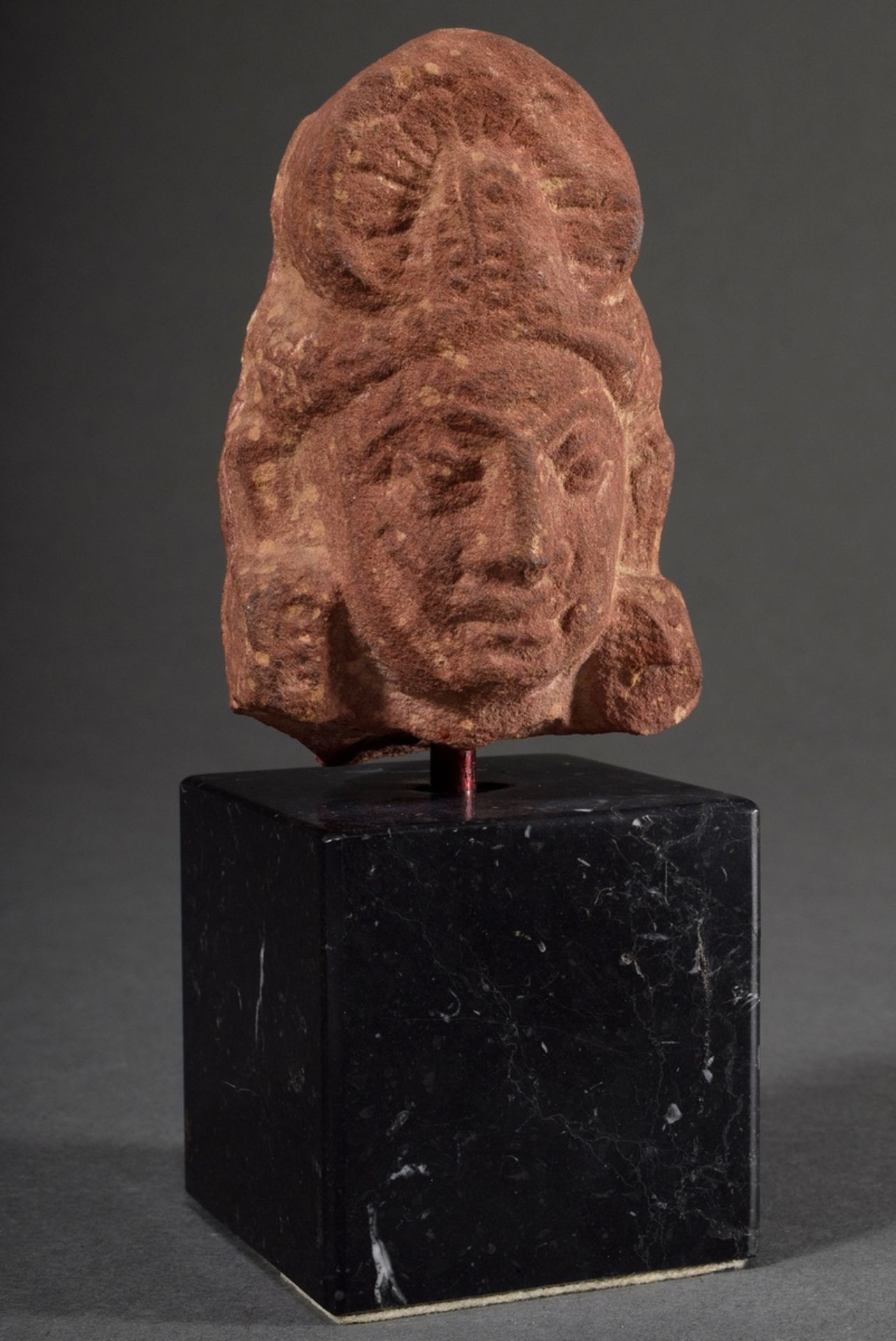 Rotes Sandstein Fragment "Kopf" aus einen Relief  herausgeschnitten, Mathura/Indien, H. 9,5/15,5cm, - Bild 2 aus 4