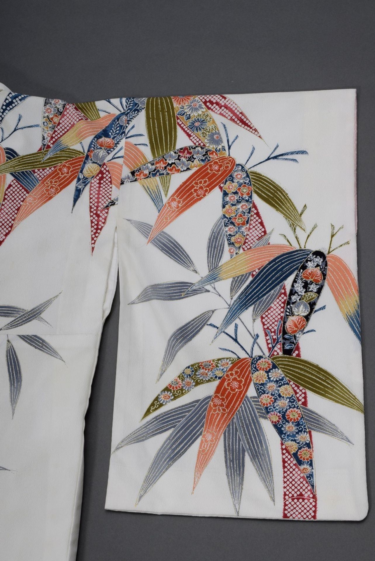 White women's kimono with colourful print decoration "bamboo leaves", silk crêpe, l. 164cm, slightl - Image 8 of 10