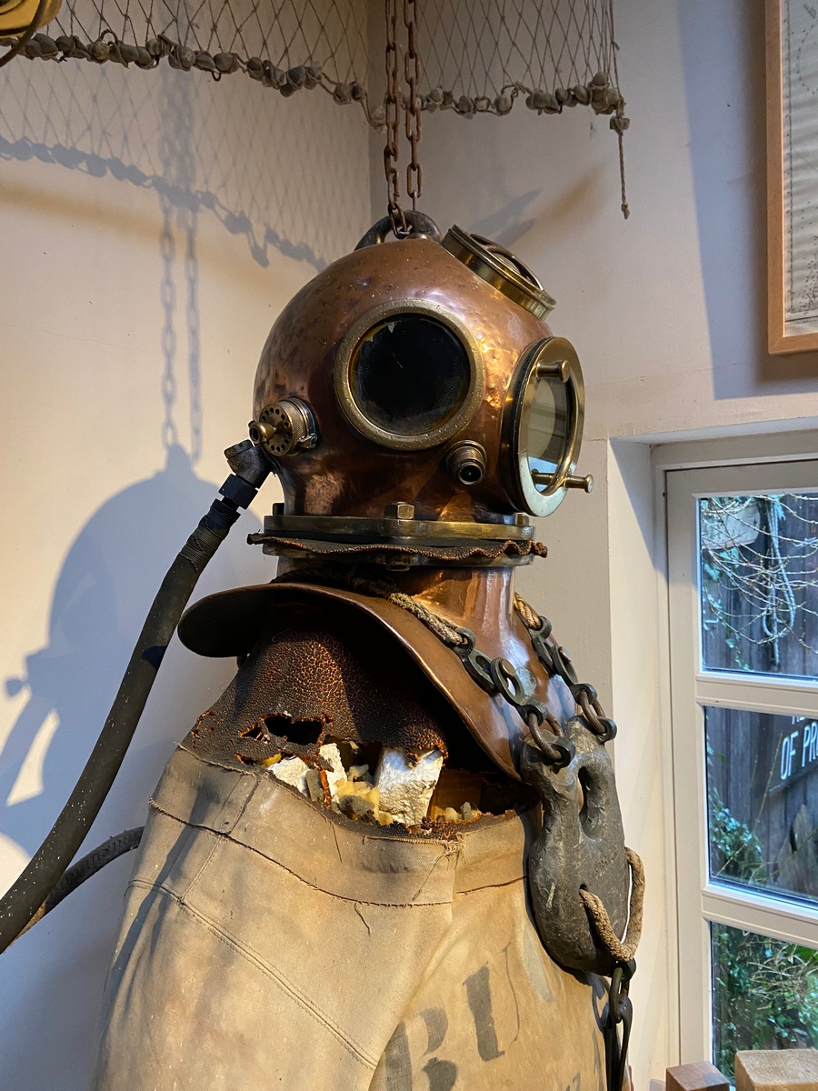 Complete historical diving suit (h. 212cm) with complete diving pump (80x65x43cm + pump handle ca.  - Image 4 of 8