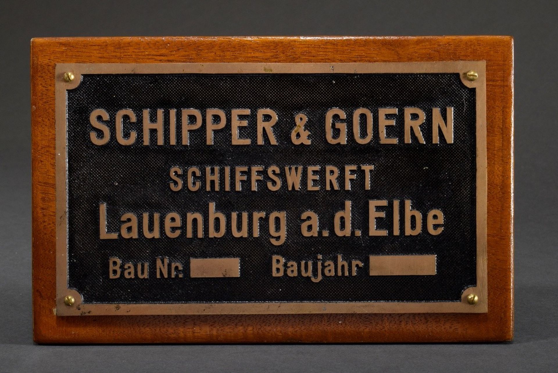 Original Werft-/ Typenschild "Schipper & Goern, Lauenburg a.d. Elbe" (blanko), Messing (Vollguss), 