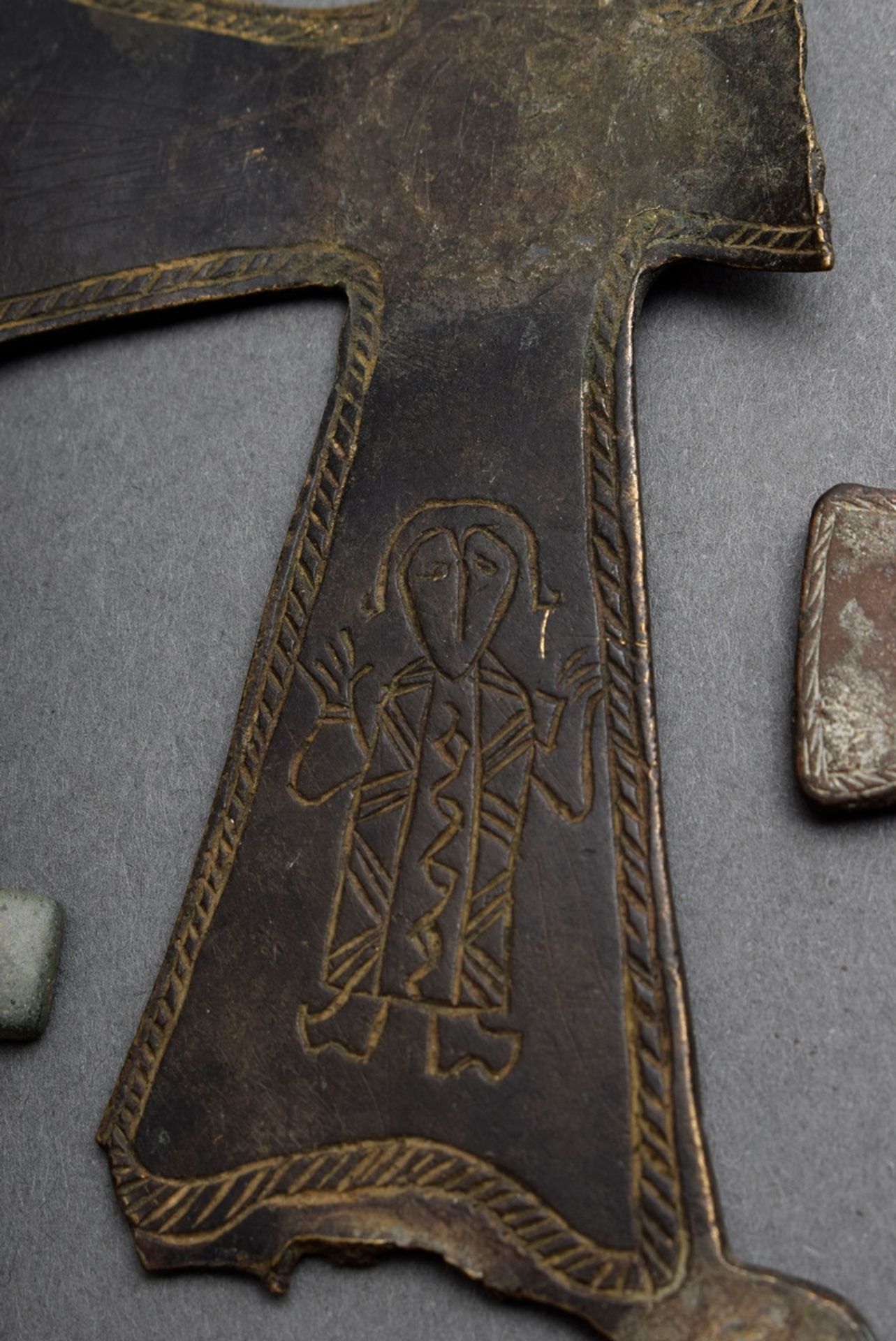 3 Various parts: Byzantine processional cross and encolpion fragments with engraved representations - Image 2 of 5