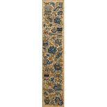 Chinesischer Keishistickerei Ärmelbesatz "Vasen, Früchte und Blütenranken" in Blautönen, 53x11,5cm